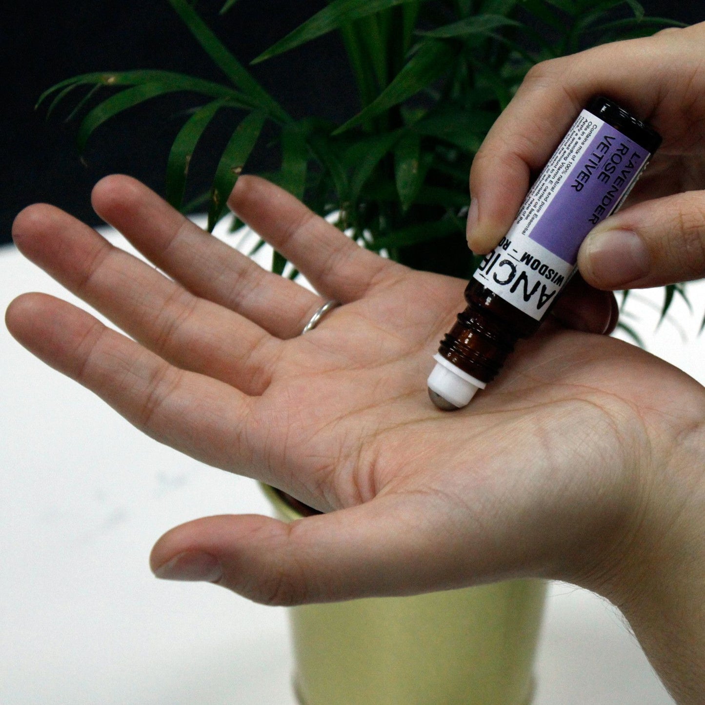 Ein Roll-On mit ätherischen Ölen und Vitamin E auf einer Hand.