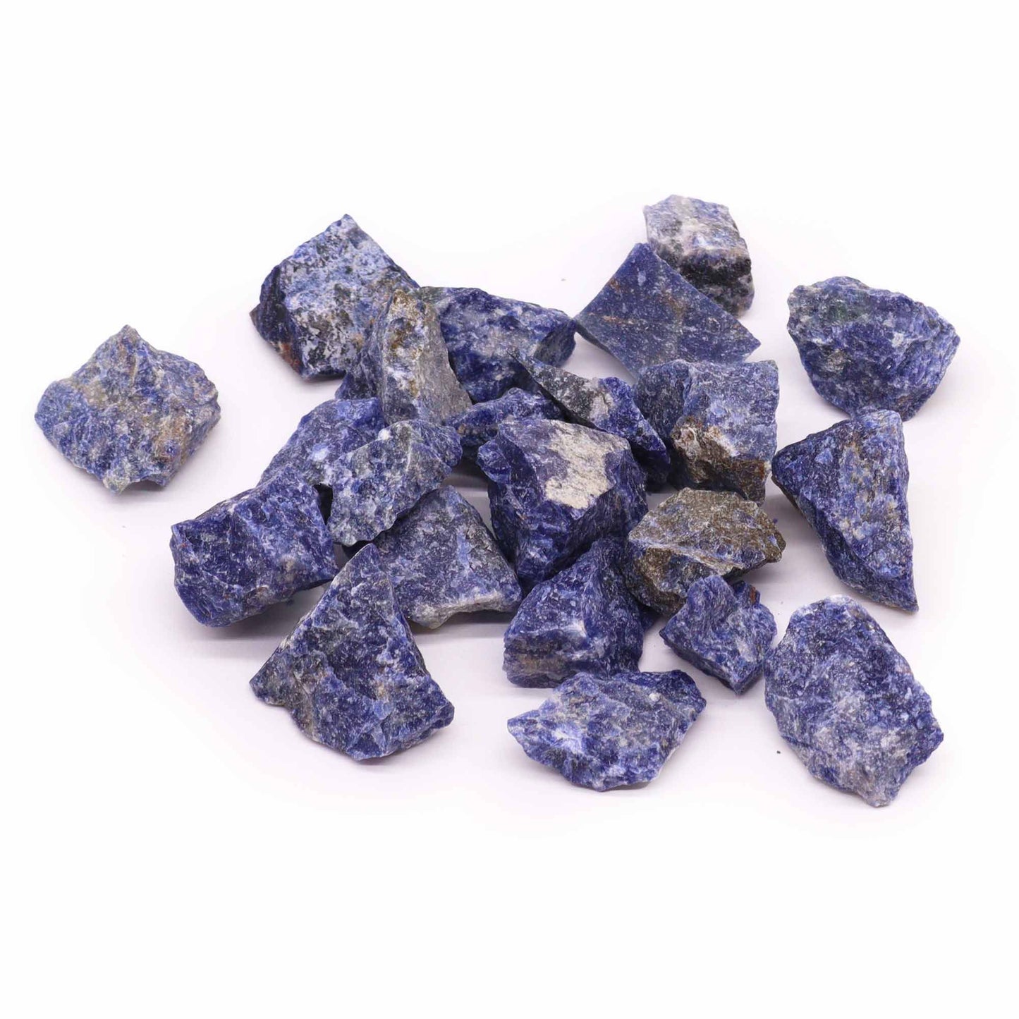 Haufen von rohen, tiefblauen Sodalithsteinen mit weißen Adern.