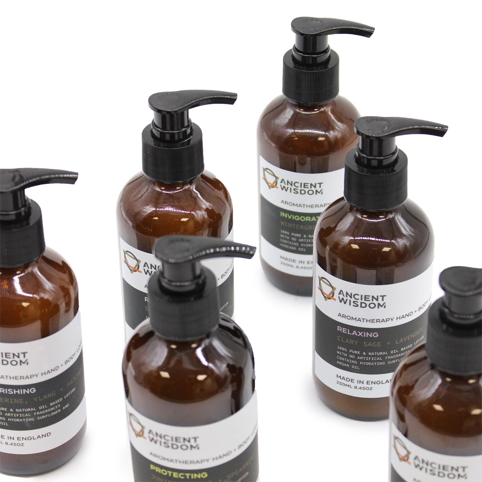 Sechs braune Pumpflaschen mit Naturkosmetik-Lotionen von Ancient Wisdom.