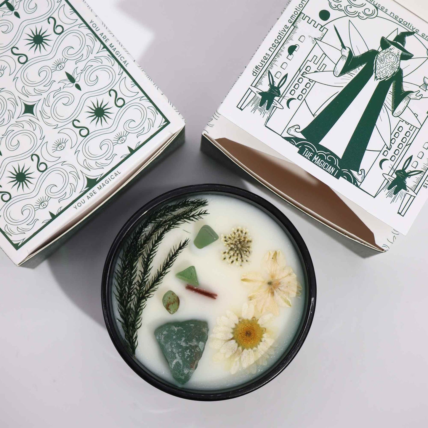 Kristallkerze aus Sojawachs mit Minze und Jade, verziert mit getrockneten Blumen.