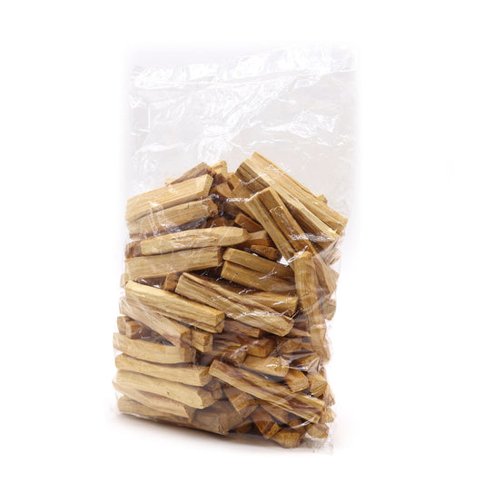 Ein großer Beutel mit vielen Palo Santo Holzstäbchen.