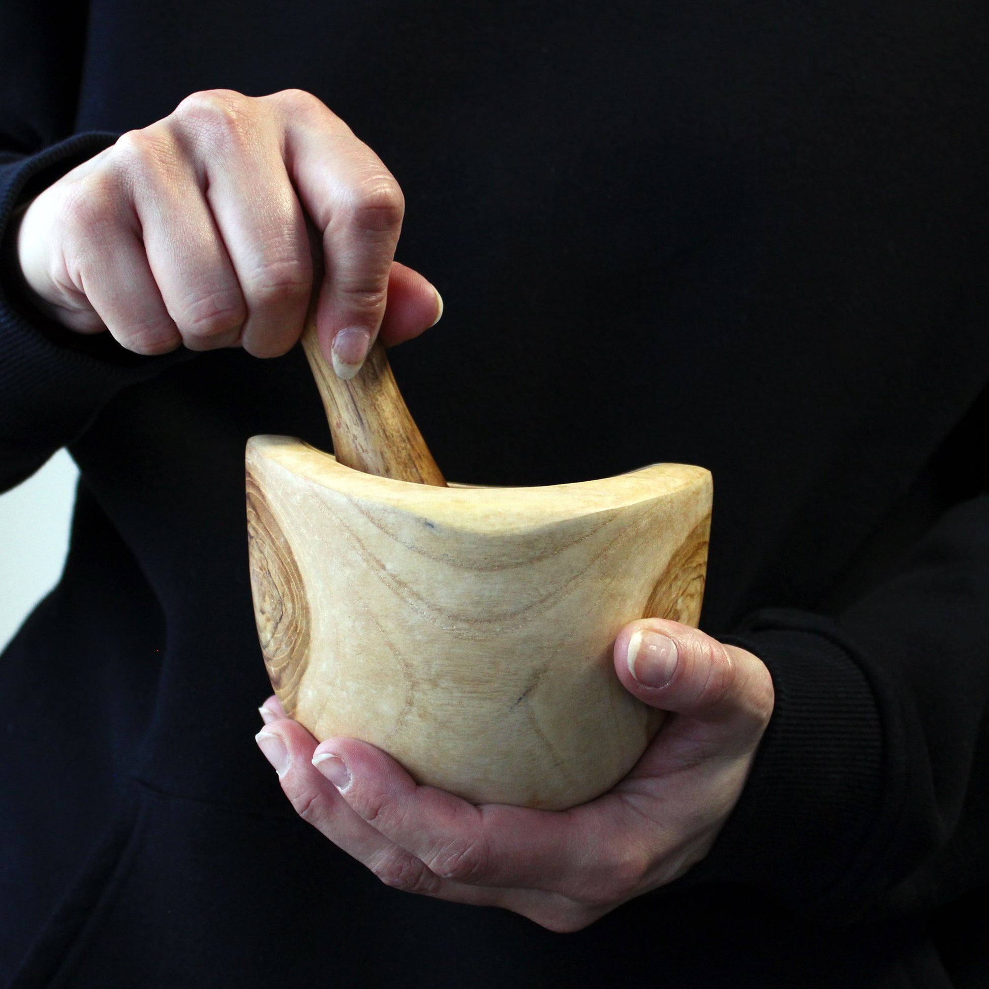 Handgefertigter mittelgroßer Mörser mit Stößel aus Teakholz.