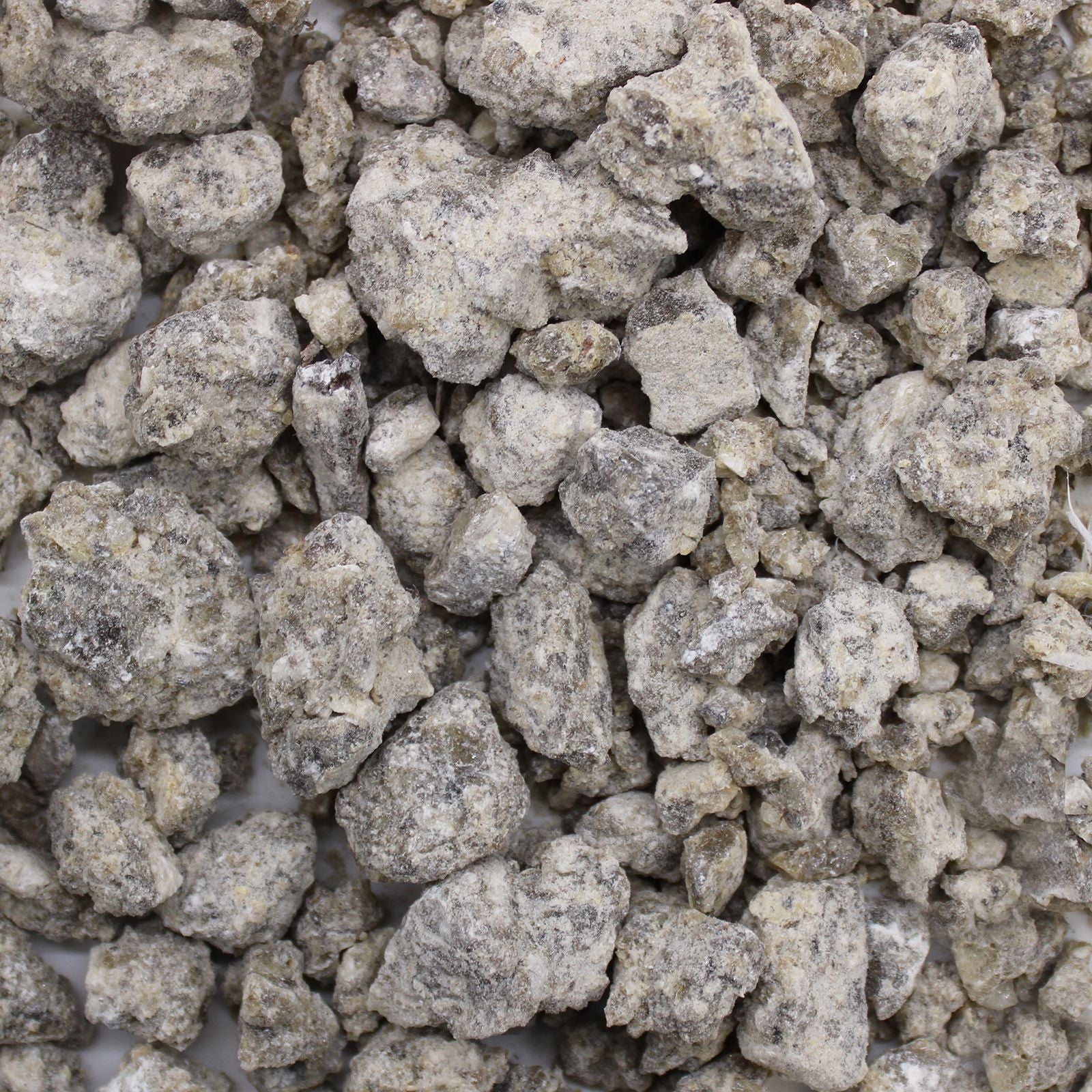 Großpackung 250g Benzoin Räucherharz in unregelmäßigen Stücken.