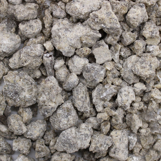 Großpackung 250g Benzoin Räucherharz in unregelmäßigen Stücken.