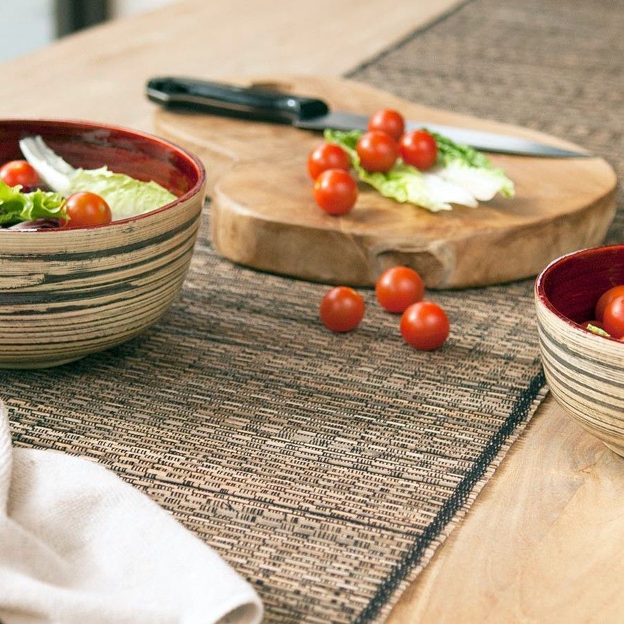 Handgefertigtes Teakholzschnittbrett mit Messer und Tomaten.