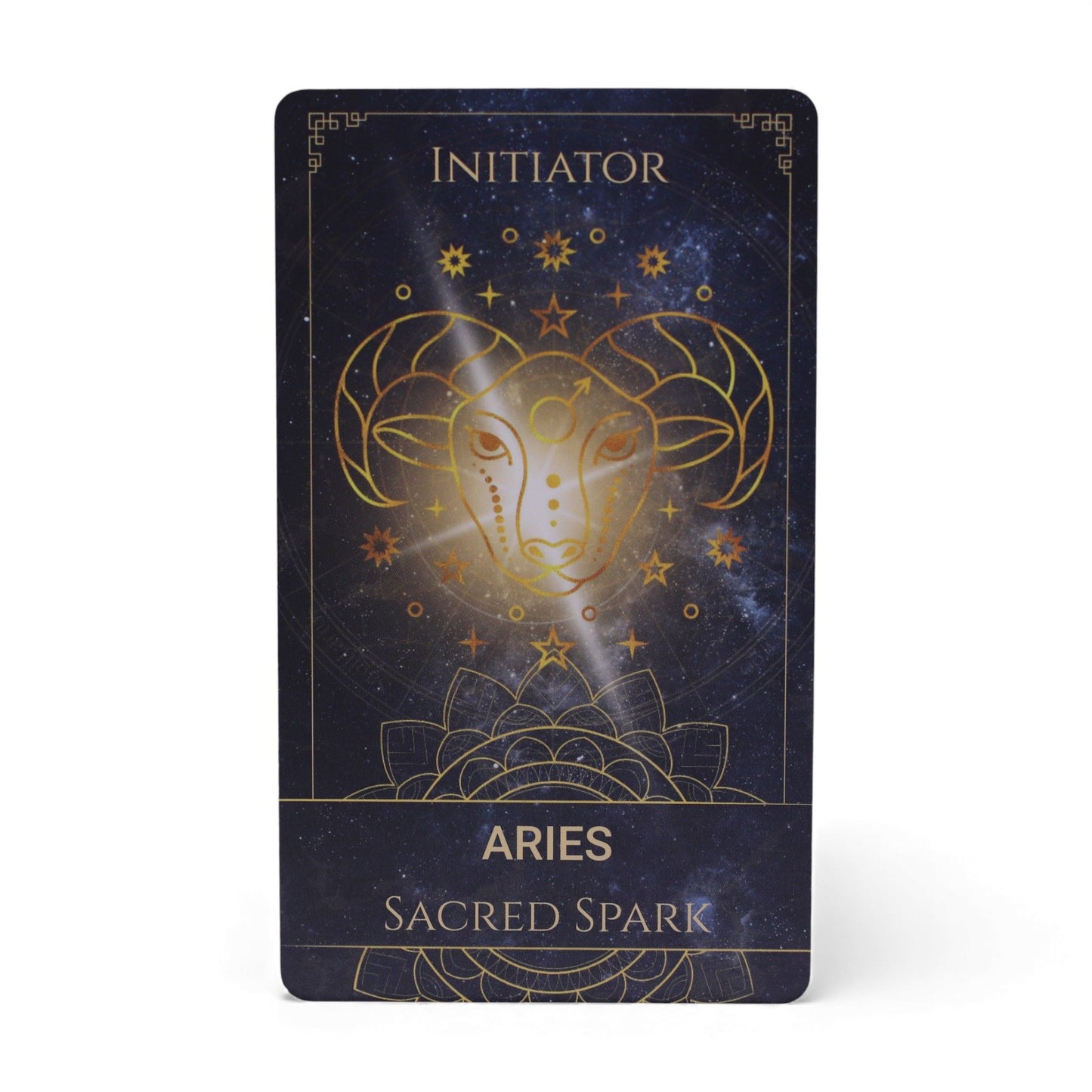Eine Tarotkarte mit einem Widder-Symbol und der Aufschrift "Initiator Aries Sacred Spark".