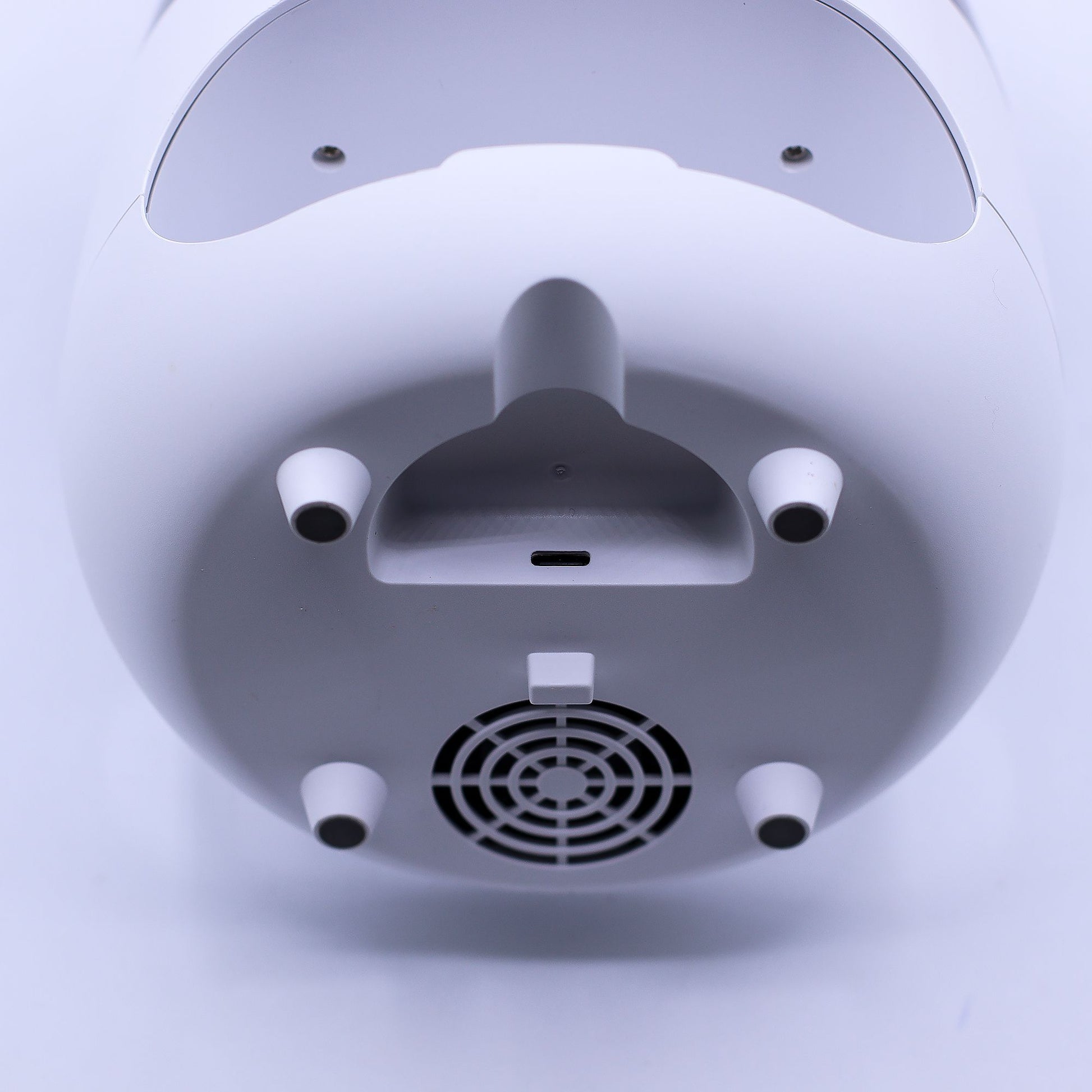 White USB aroma diffuser with flame effect and circular vent.