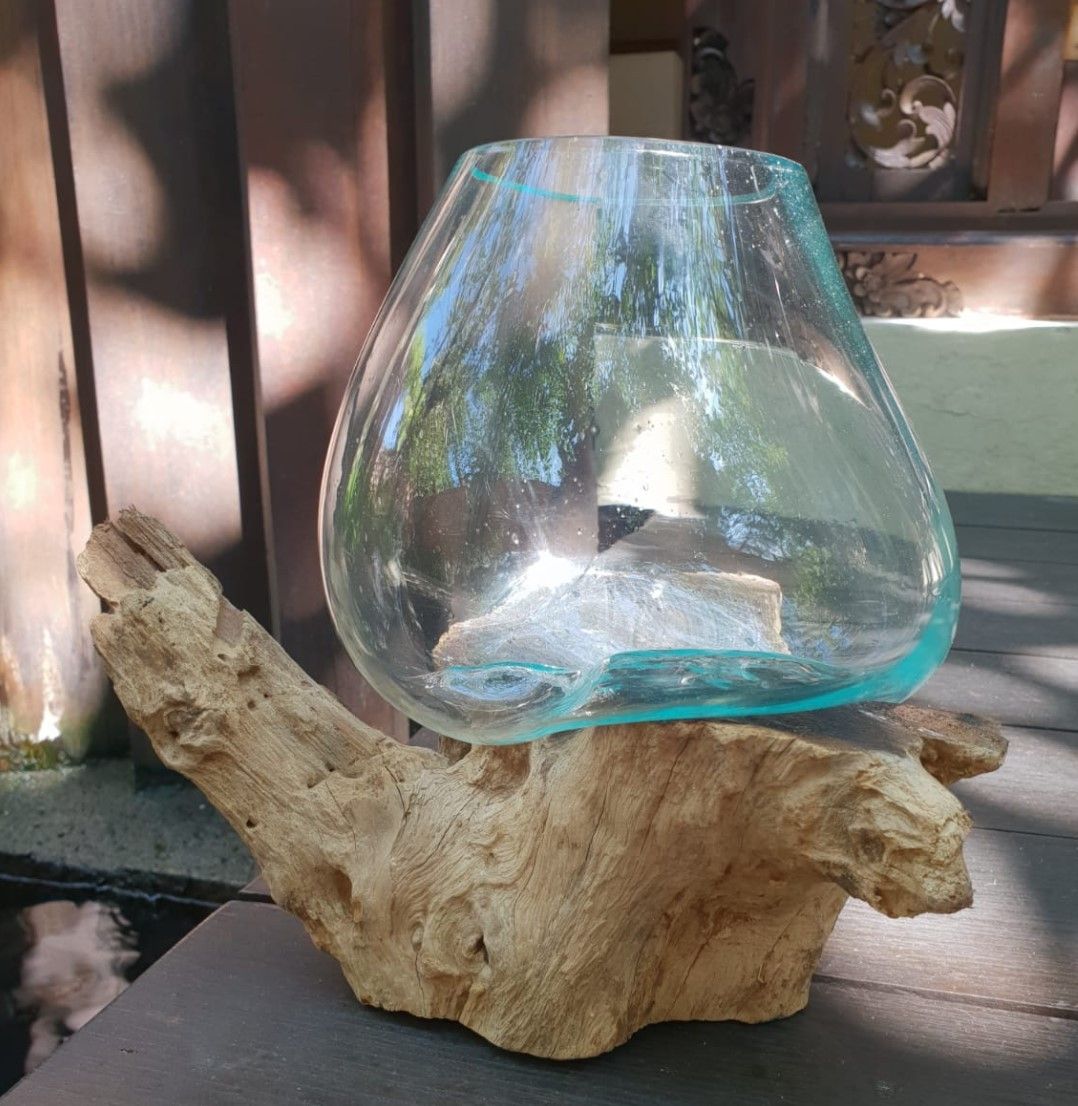Große mundgeblasene Glasschale auf Wurzelholzständer