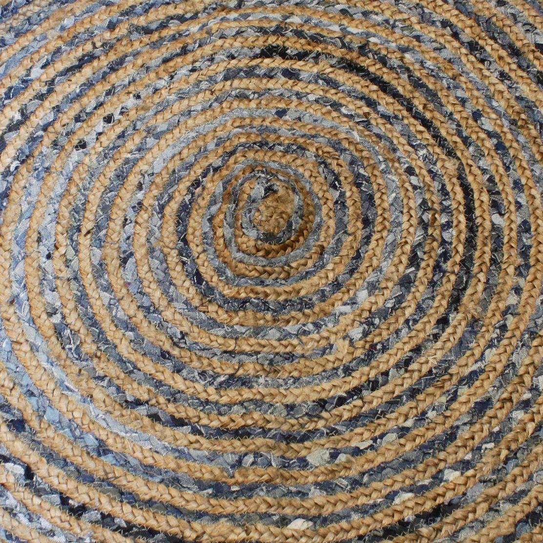 Runder Jute- und recycelter Denim-Teppich mit spiralförmigem Muster.