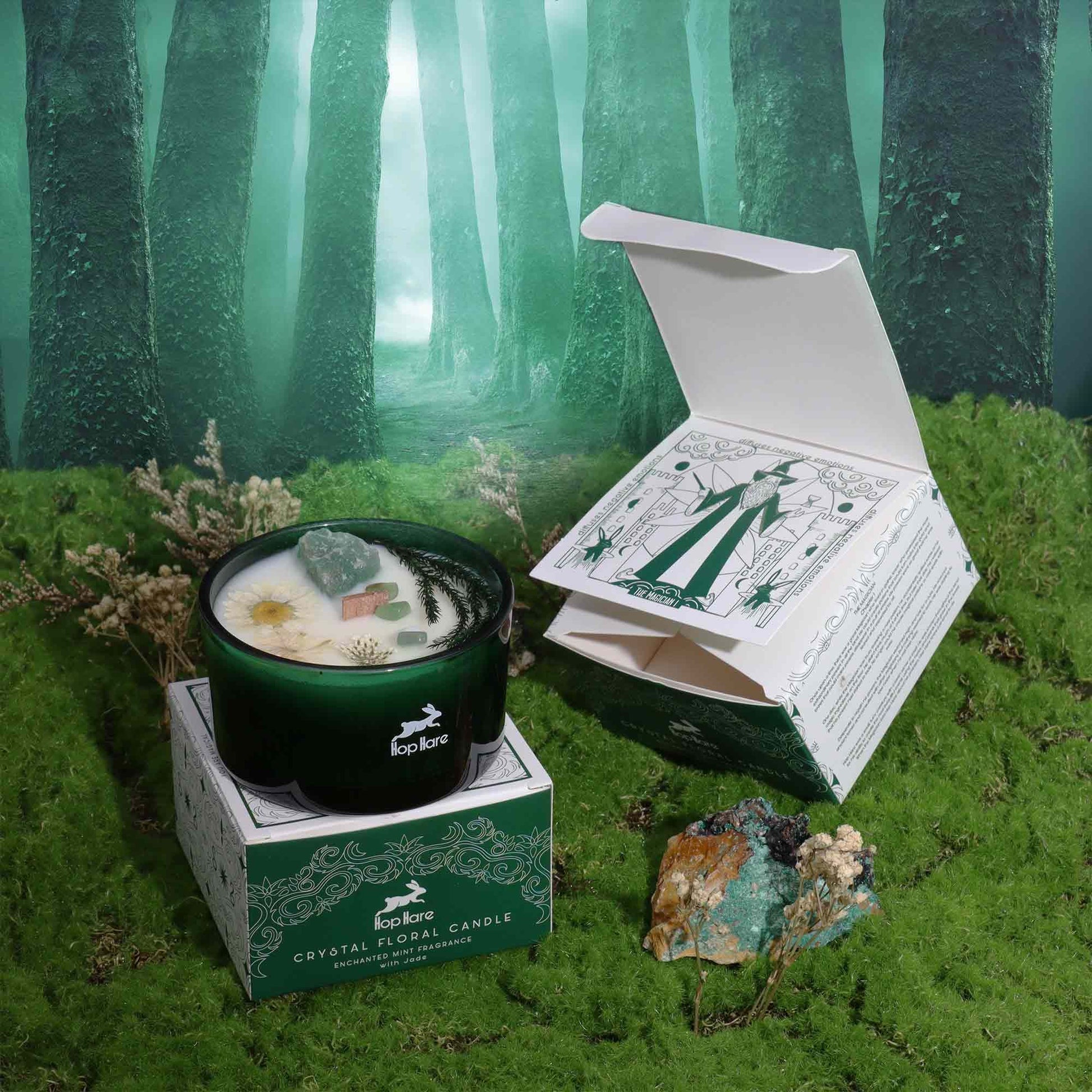 Kristallkerze aus Sojawachs mit Minze und Jade im grünen Glas.