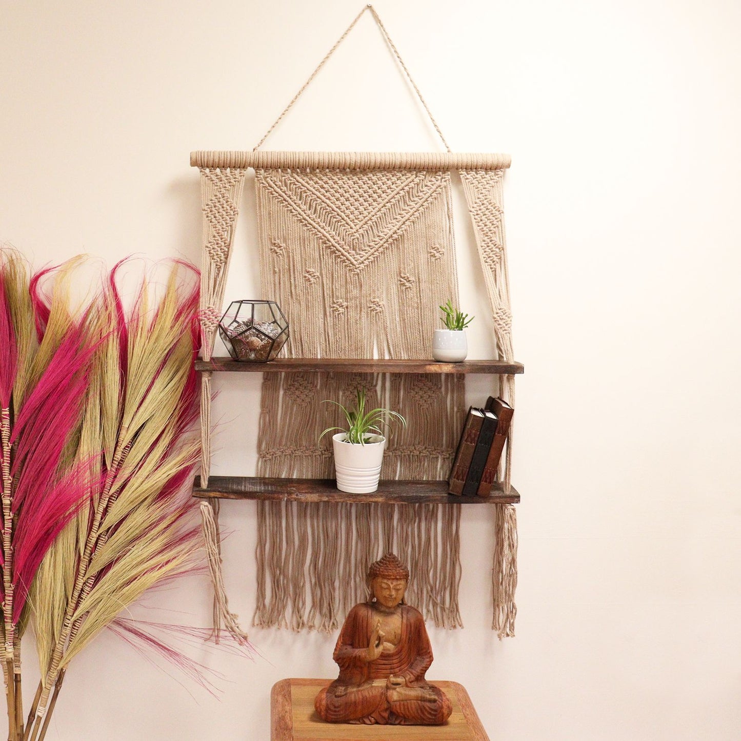 Dekoratives Macrame-Hängeregal im Bohostil mit Holzbrettern.