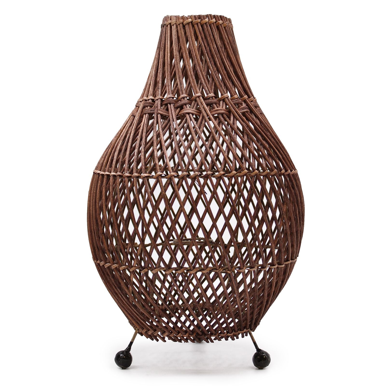 Handgefertigte Rattan Tischlampe mit bauchiger Form und drei Kugelfüßen.