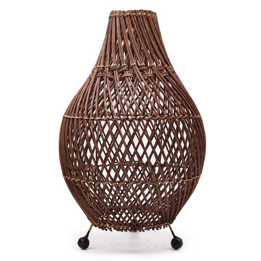 Handgefertigte Rattan Tischlampe mit bauchiger Form und drei Kugelfüßen.