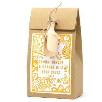 Braune Papiertüte mit Badesalz und Holzschaufel, Zitrone Ingwer Orange.