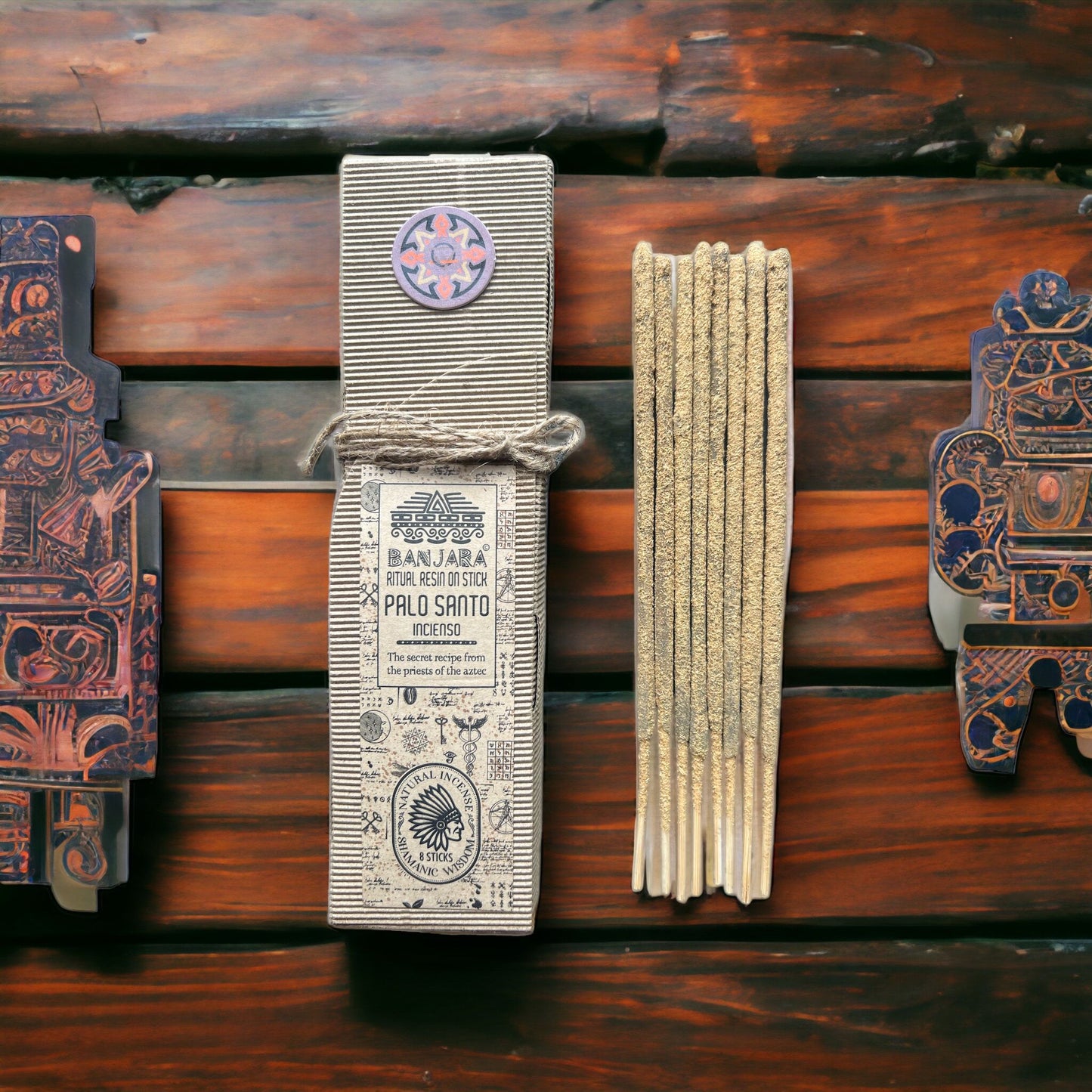 Handgefertigte Palo Santo Räucherstäbchen in einer Packung mit traditionellem Design.