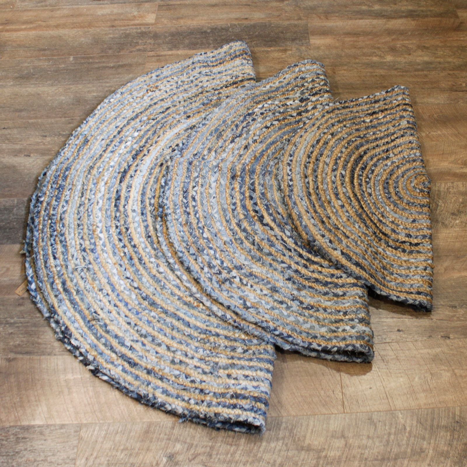 Runder Jute- und recycelter Denim-Teppich mit spiralförmigem Muster.