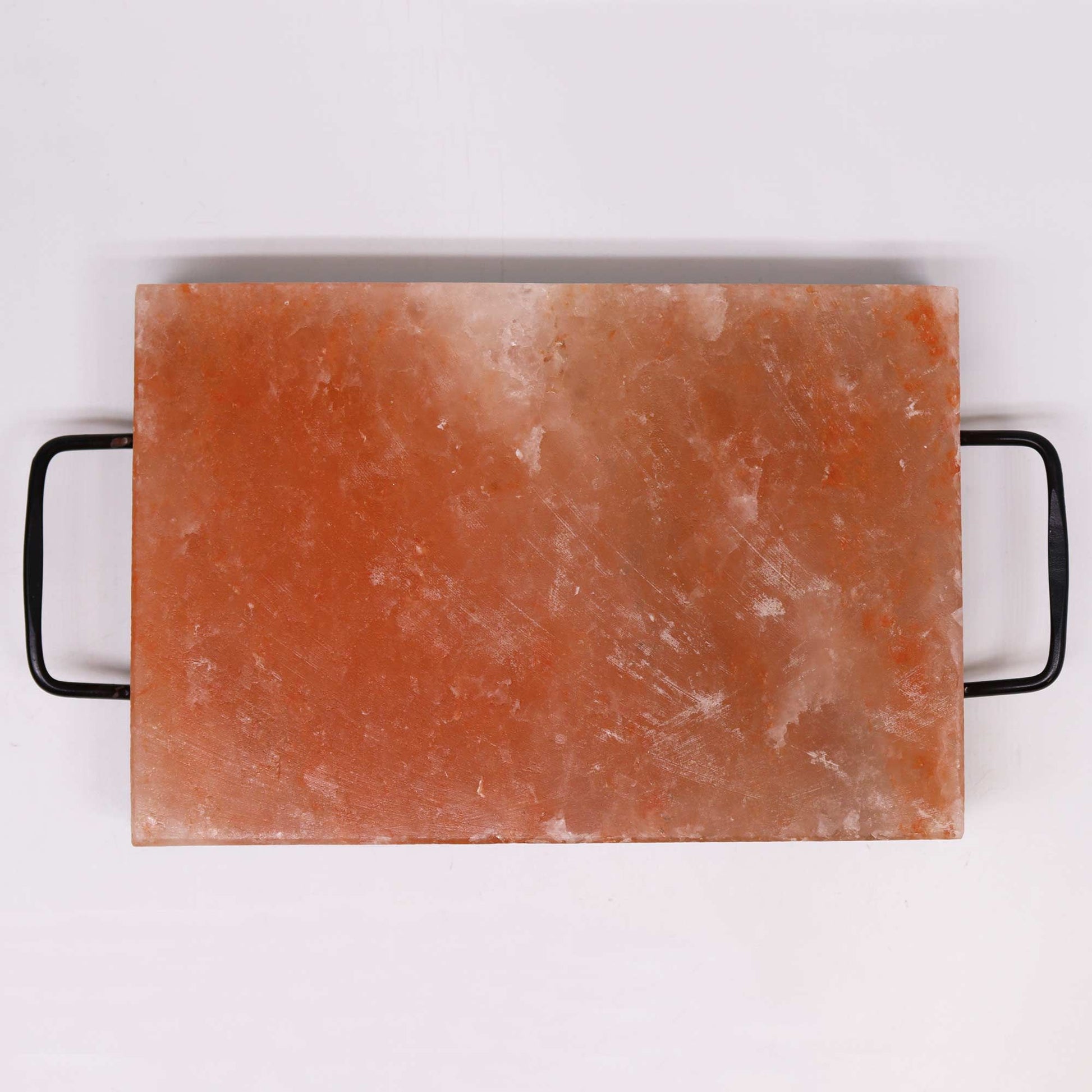 Rechteckige Himalaya-Salz-Platte mit schwarzen Griffen.
