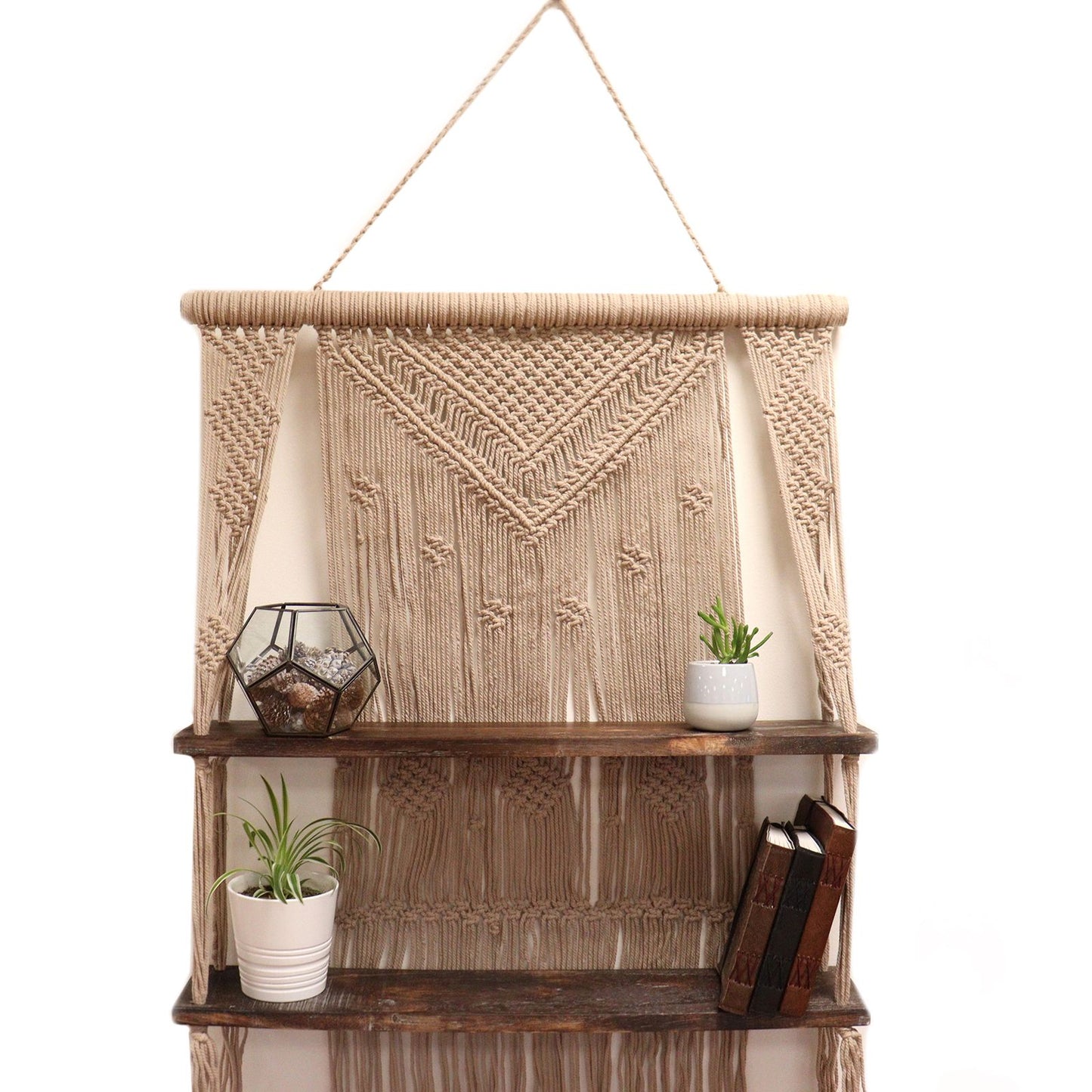 Dekoratives Makrame-Hängeregal mit zwei Holzbrettern und Boho-Design.