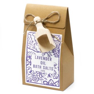 Braune Papiertüte mit Lavendel-Badesalz und Holzschaufel.