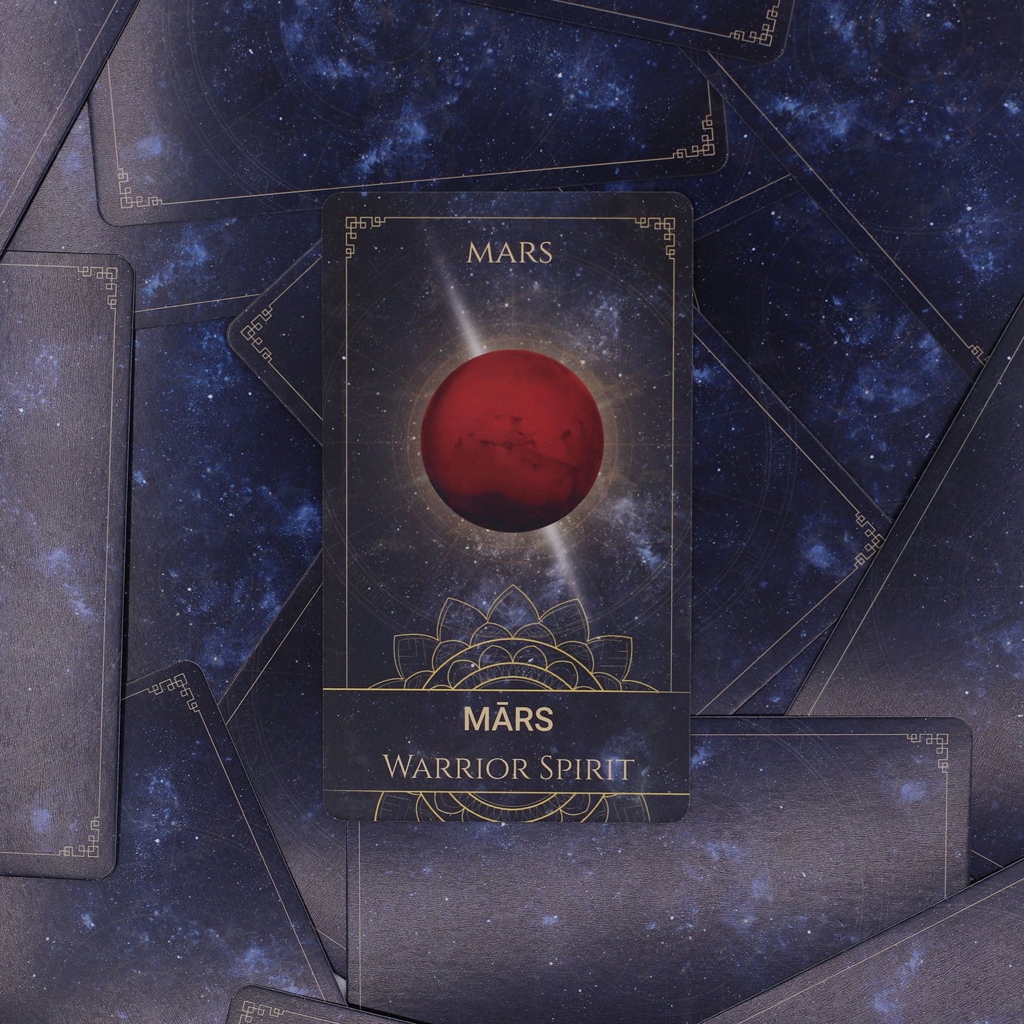 Orakelkarten mit Mars Motiv und astrologischen Symbolen auf Sternenhimmel Hintergrund