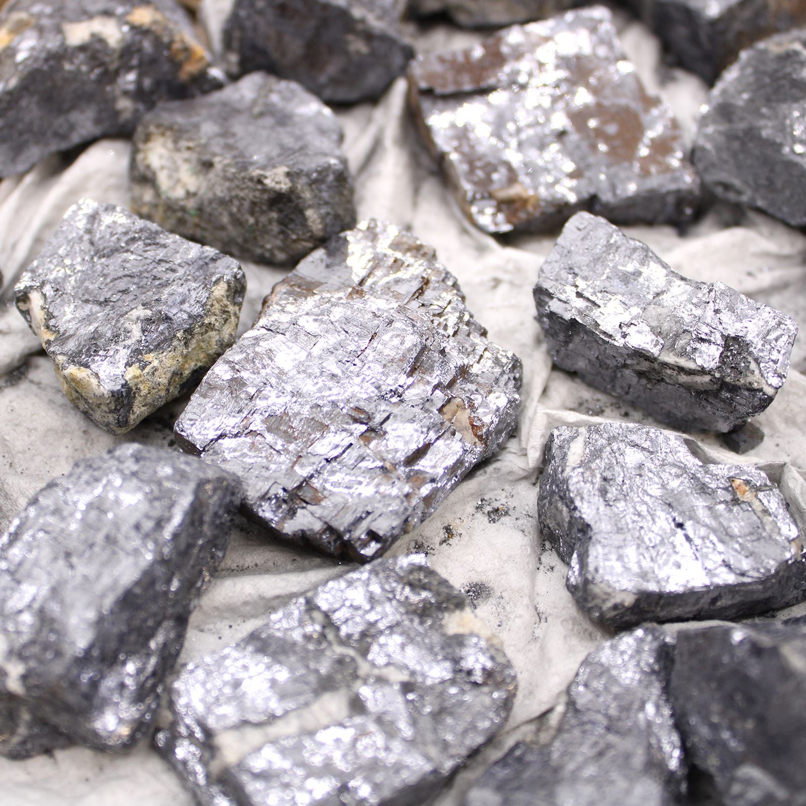 Galena rohsteine mit metallischem Glanz und kubischer Kristallstruktur.