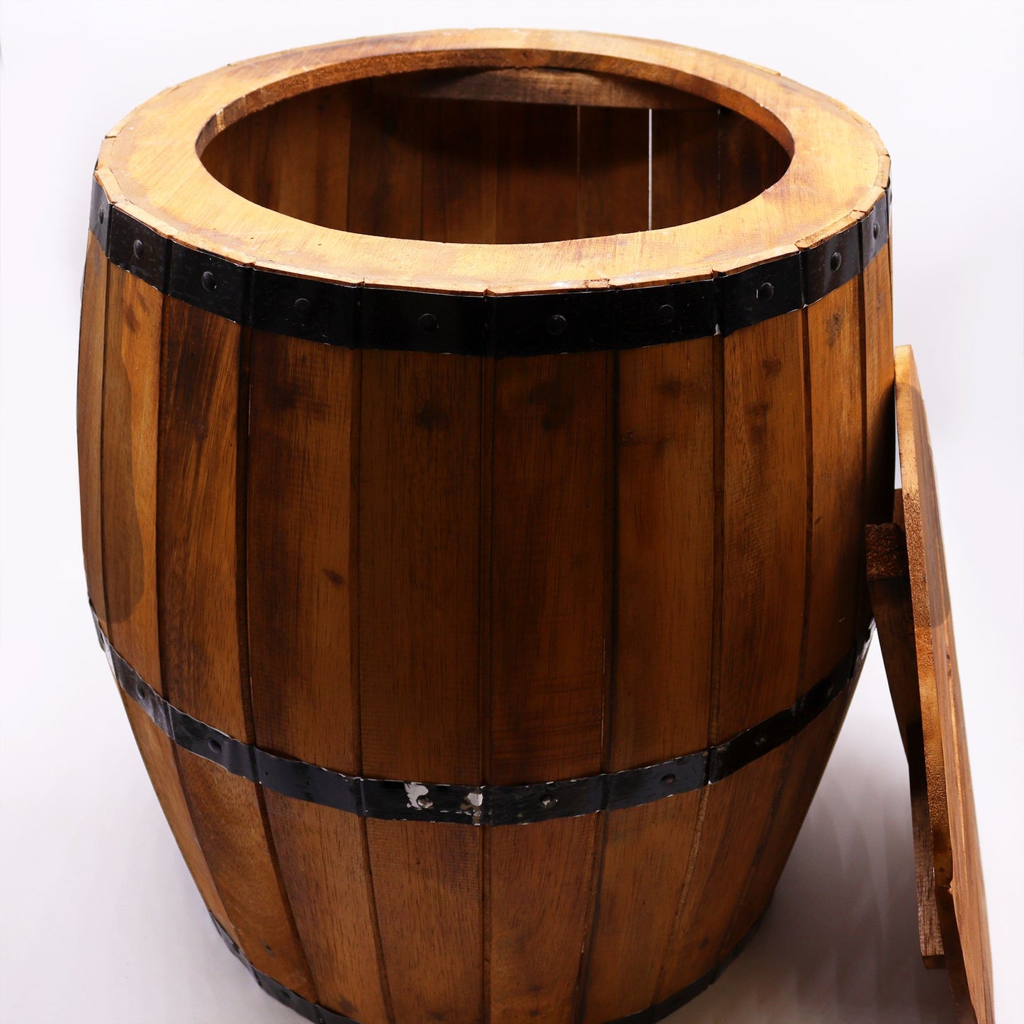 Holzfass-Tisch mit abnehmbarem Deckel und Stauraum.