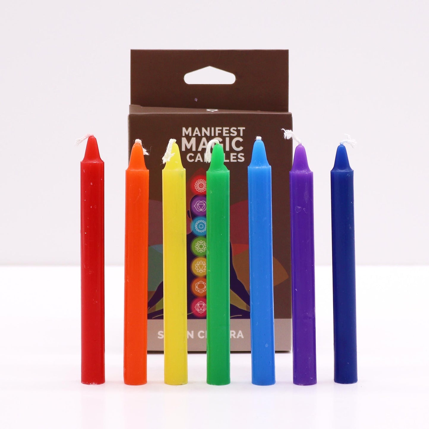 Sieben farbige Kerzen in Regenbogenfarben mit Chakren-Symbolen auf der Verpackung.