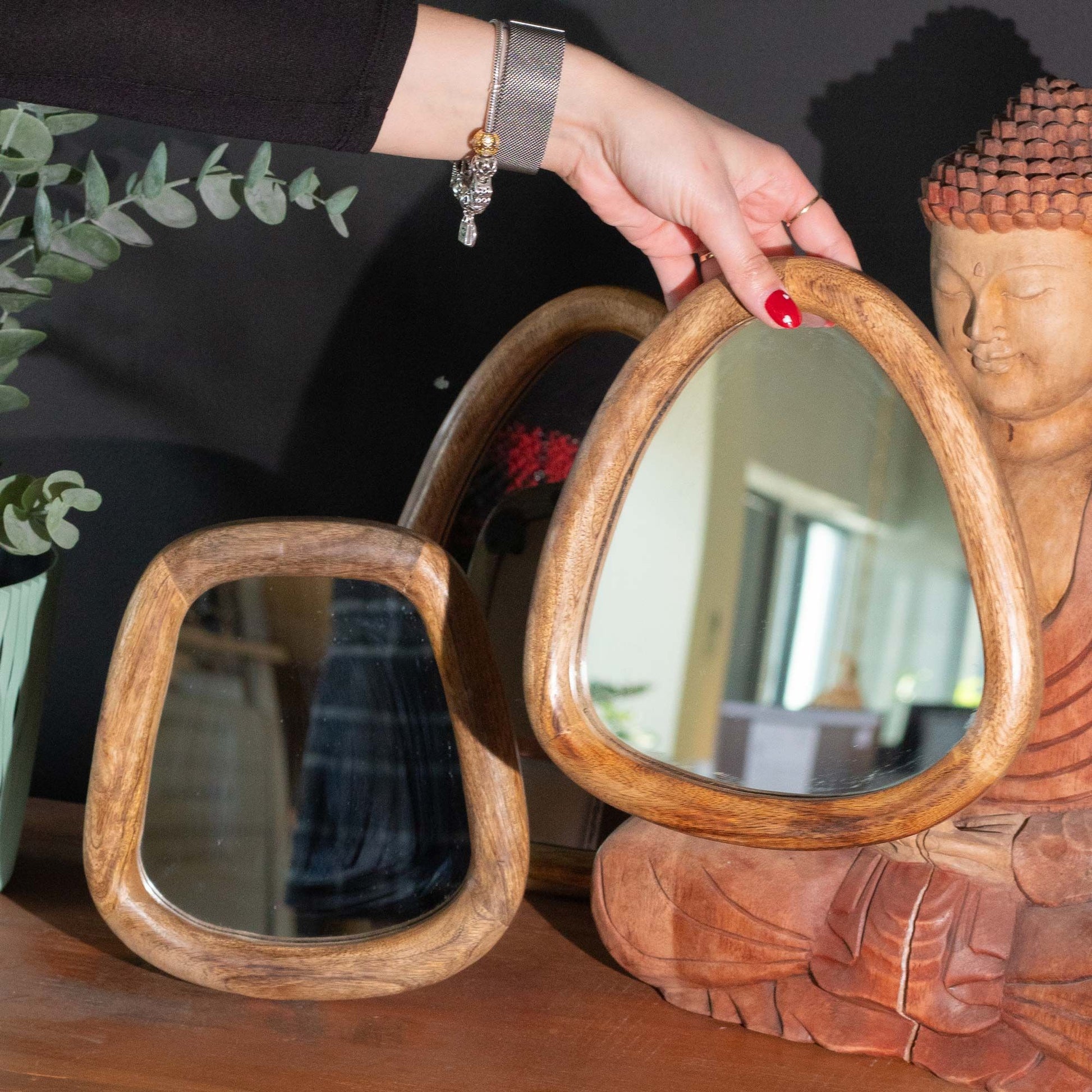 Set aus 3 natürlich geformten Spiegeln aus Mangoholz.