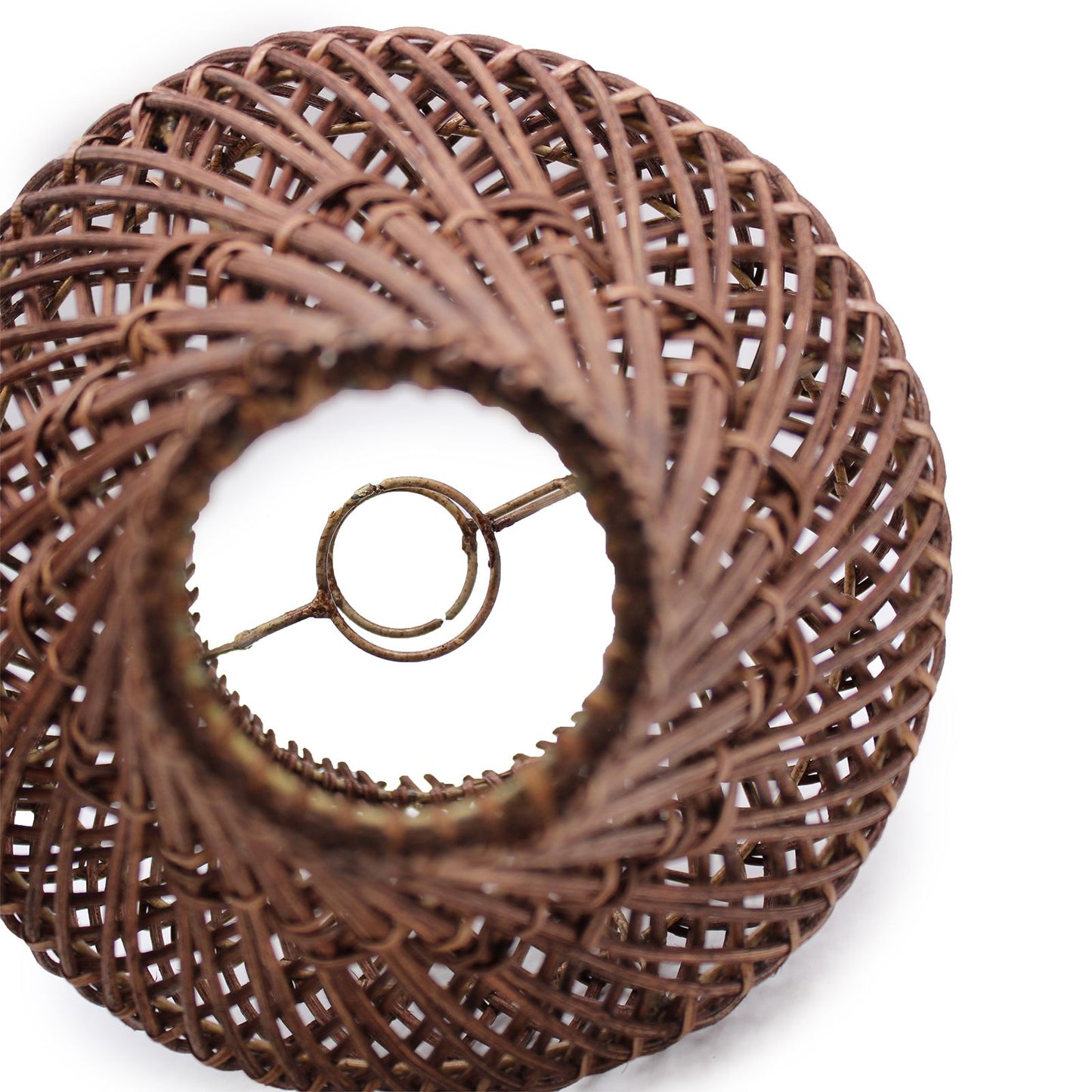 Handgefertigte Rattan Tischlampe mit offenem Geflecht.