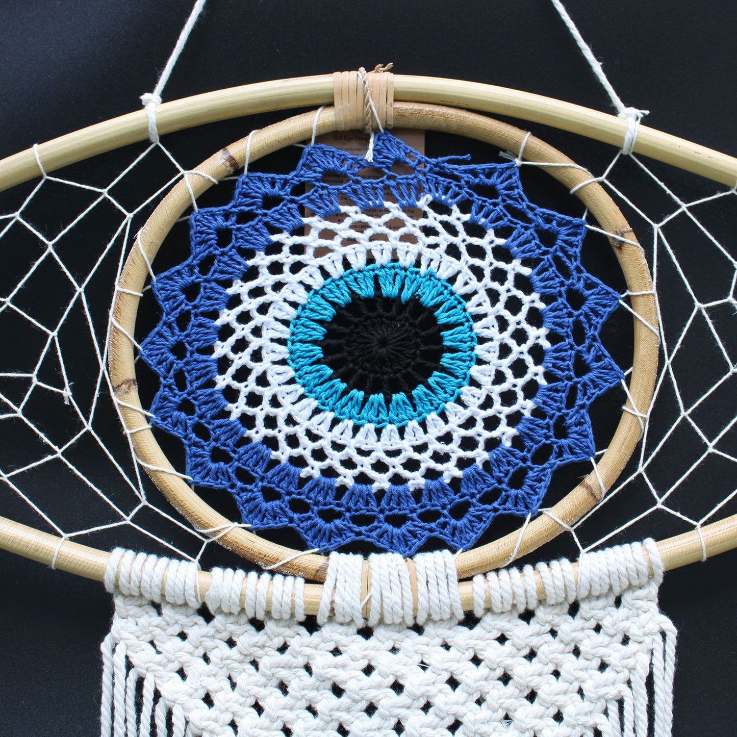 Großer Traumfänger mit blauem und weißem Makramee-Muster im Evil Eye Design.