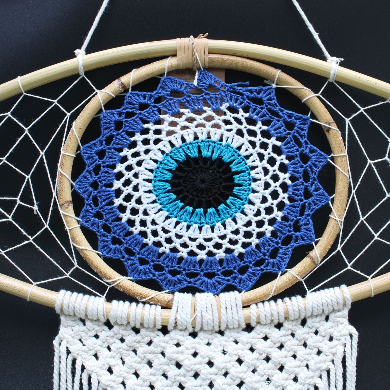 Großer Traumfänger mit blauem und weißem Makramee-Muster im Evil Eye Design.