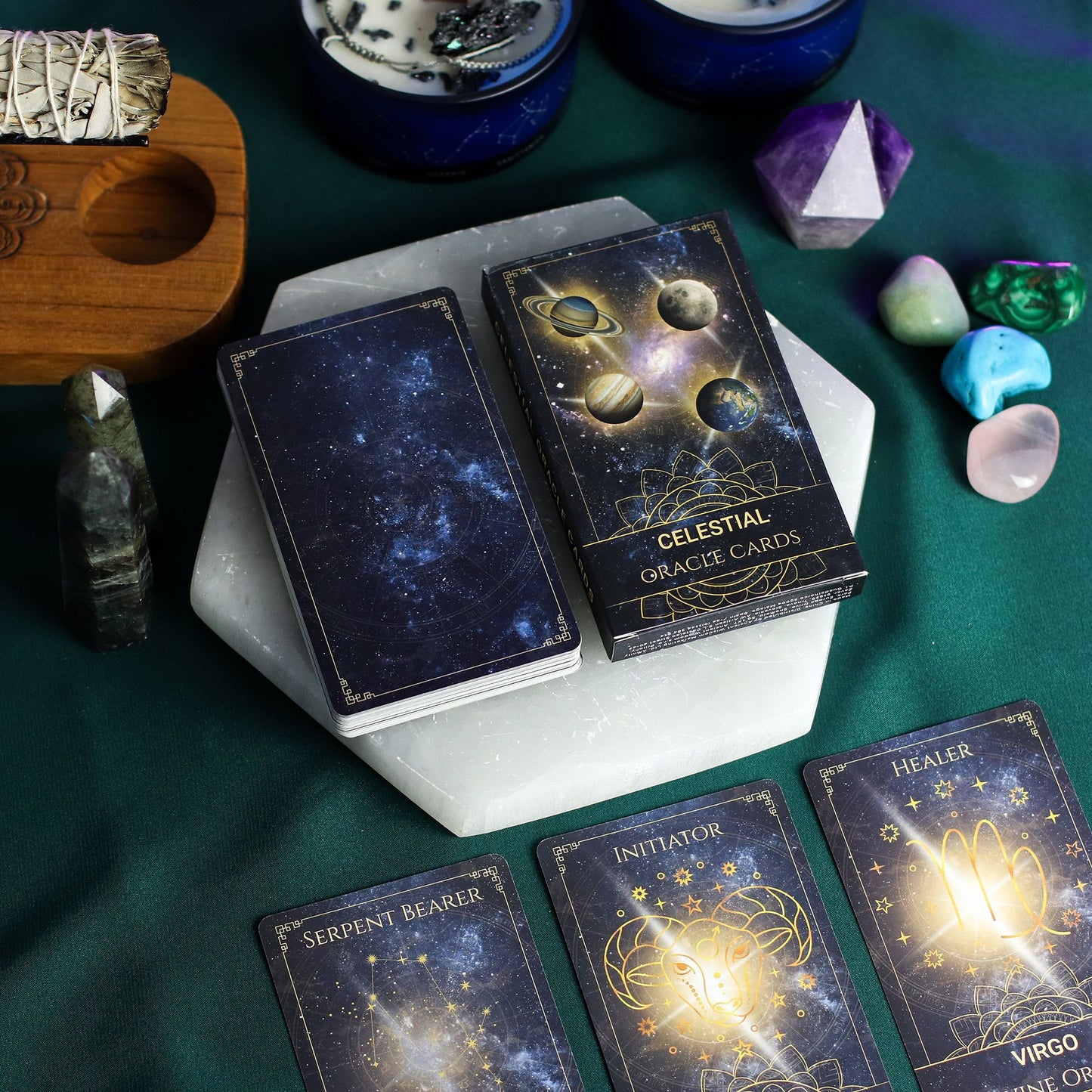 Celestial Energy Orakelkarten mit Sternenbildern und Planeten.