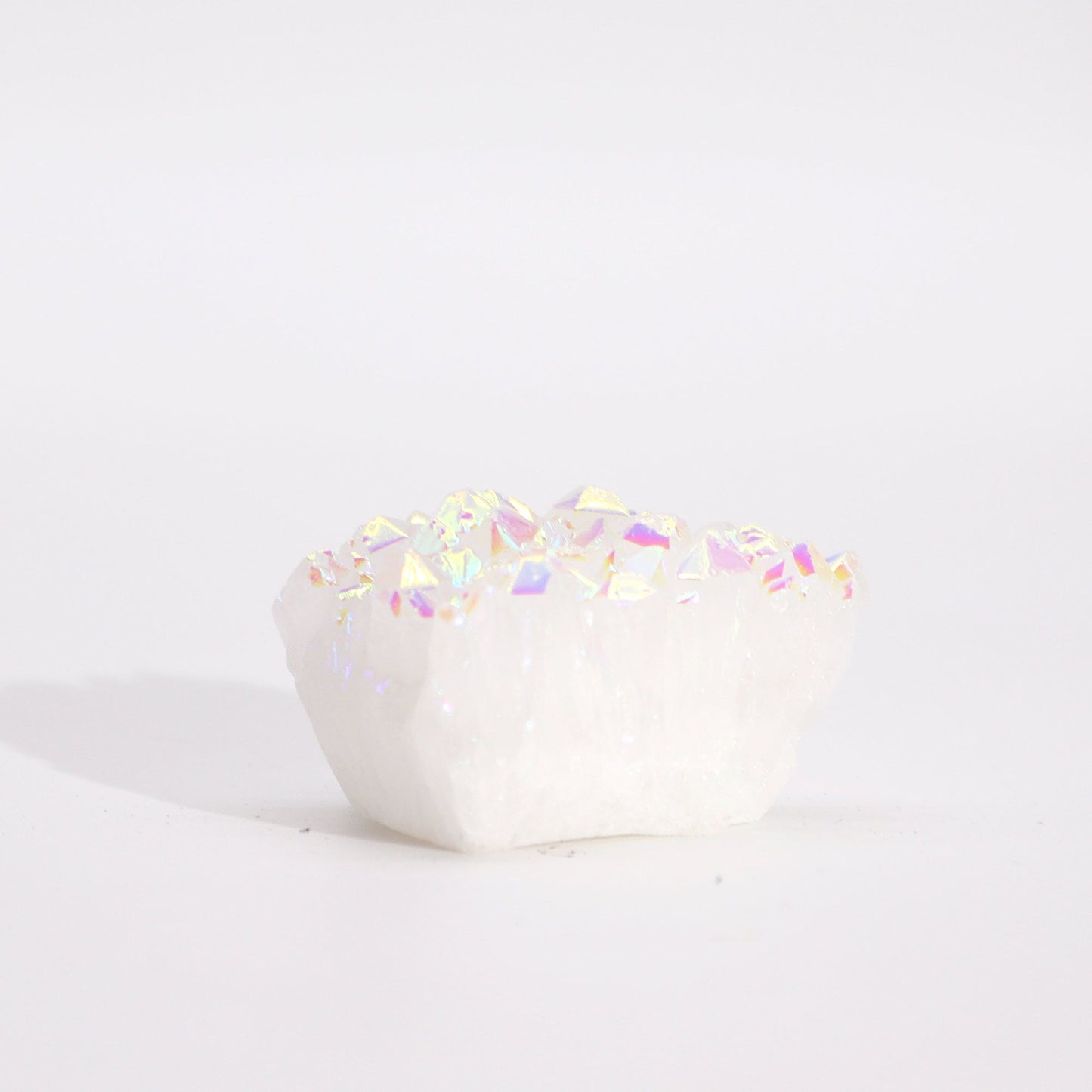 Natürlicher Angel Aura Cluster Quarz mit schillernden Regenbogenfarben.