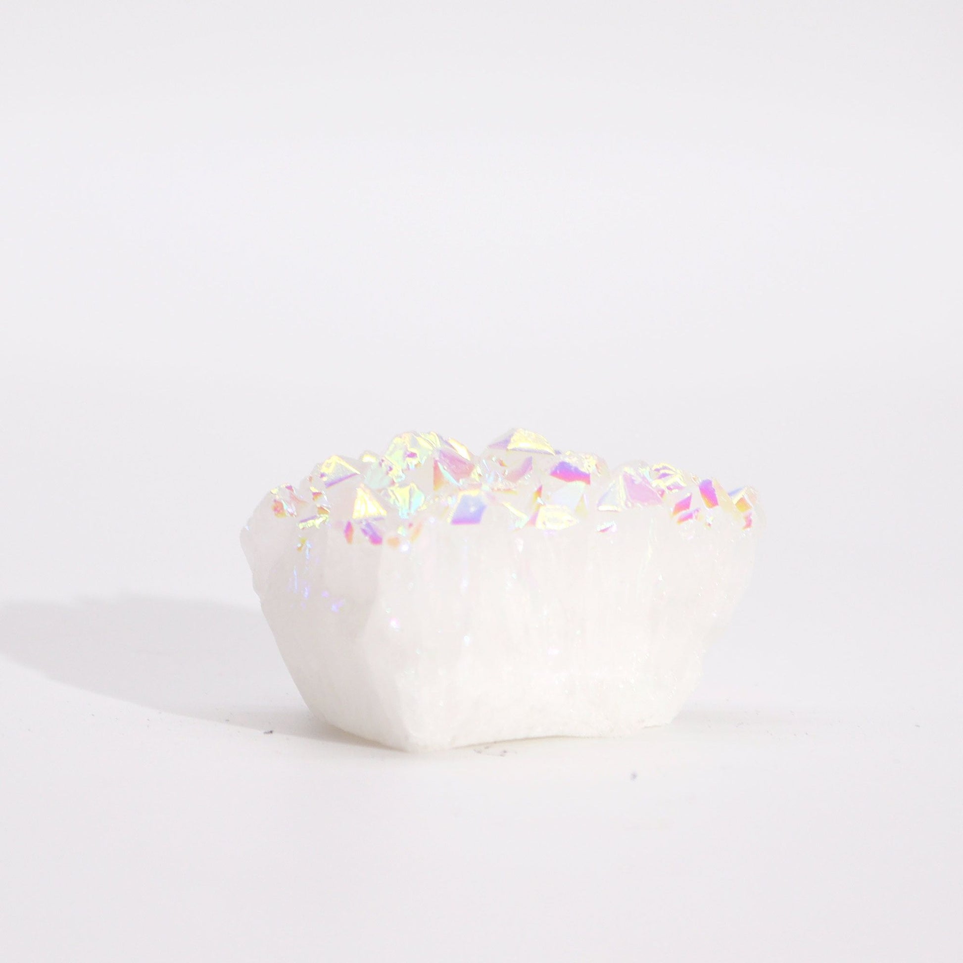 Natürlicher Angel Aura Cluster Quarz mit schillernden Regenbogenfarben.
