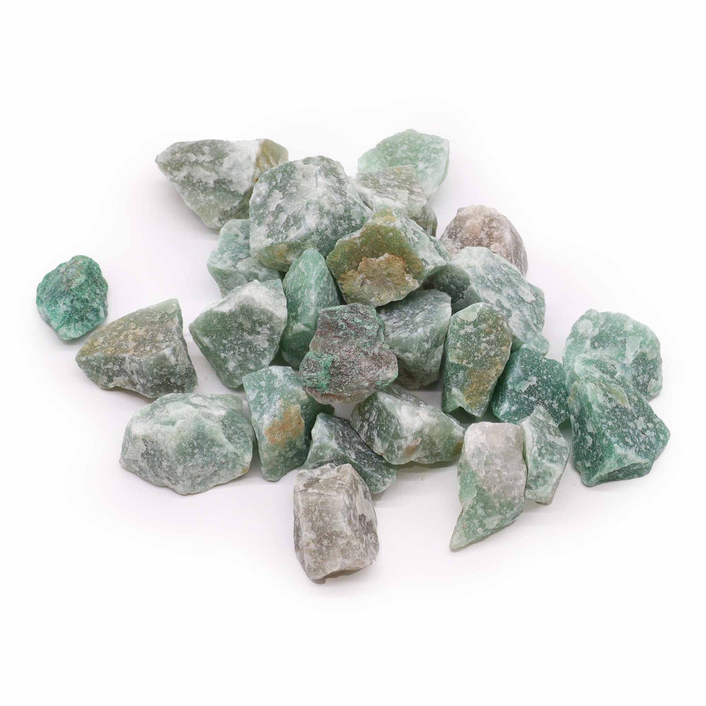Jadeit-Rohsteine in verschiedenen Grüntönen auf weißem Hintergrund.