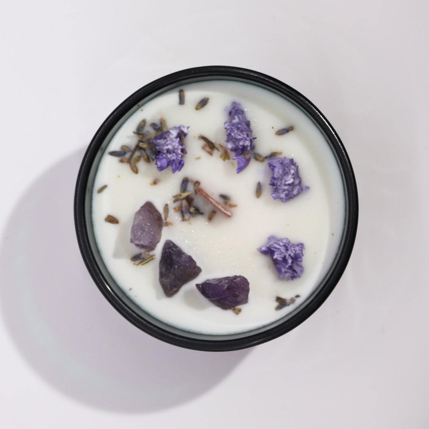 Kristallkerze aus Sojawachs mit Lavendel und Amethyst.