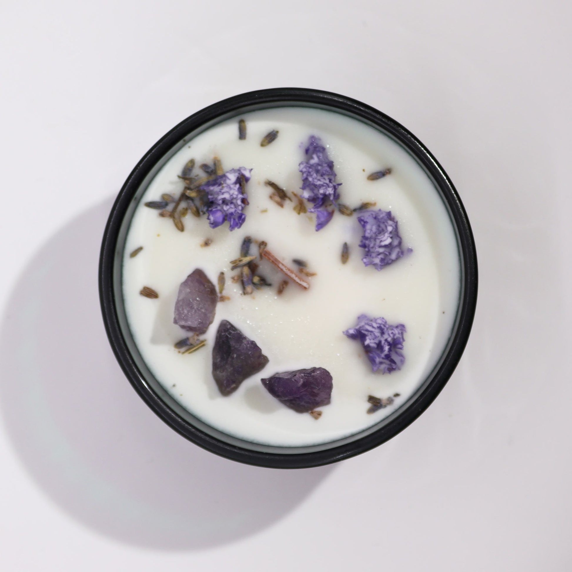 Kristallkerze aus Sojawachs mit Lavendel und Amethyst.