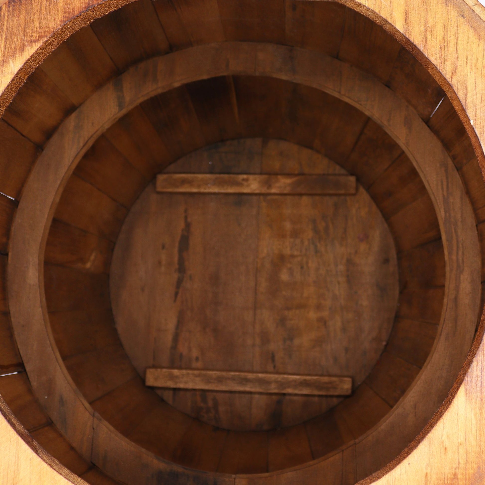 Oberansicht eines runden Holztisches im Bierfass-Design mit sichtbarer Holzmaserung.