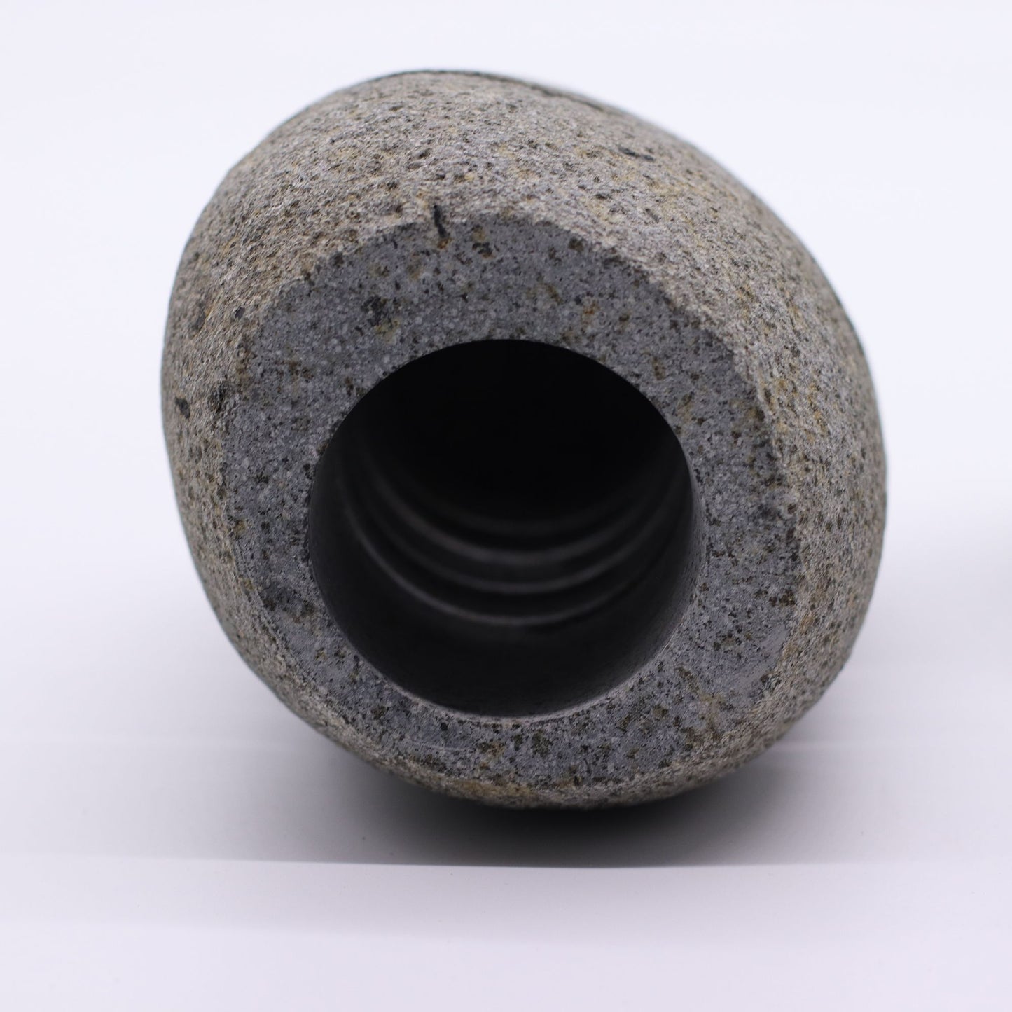 Kerzenhalter aus natürlichem Flussstein mit runder Öffnung.