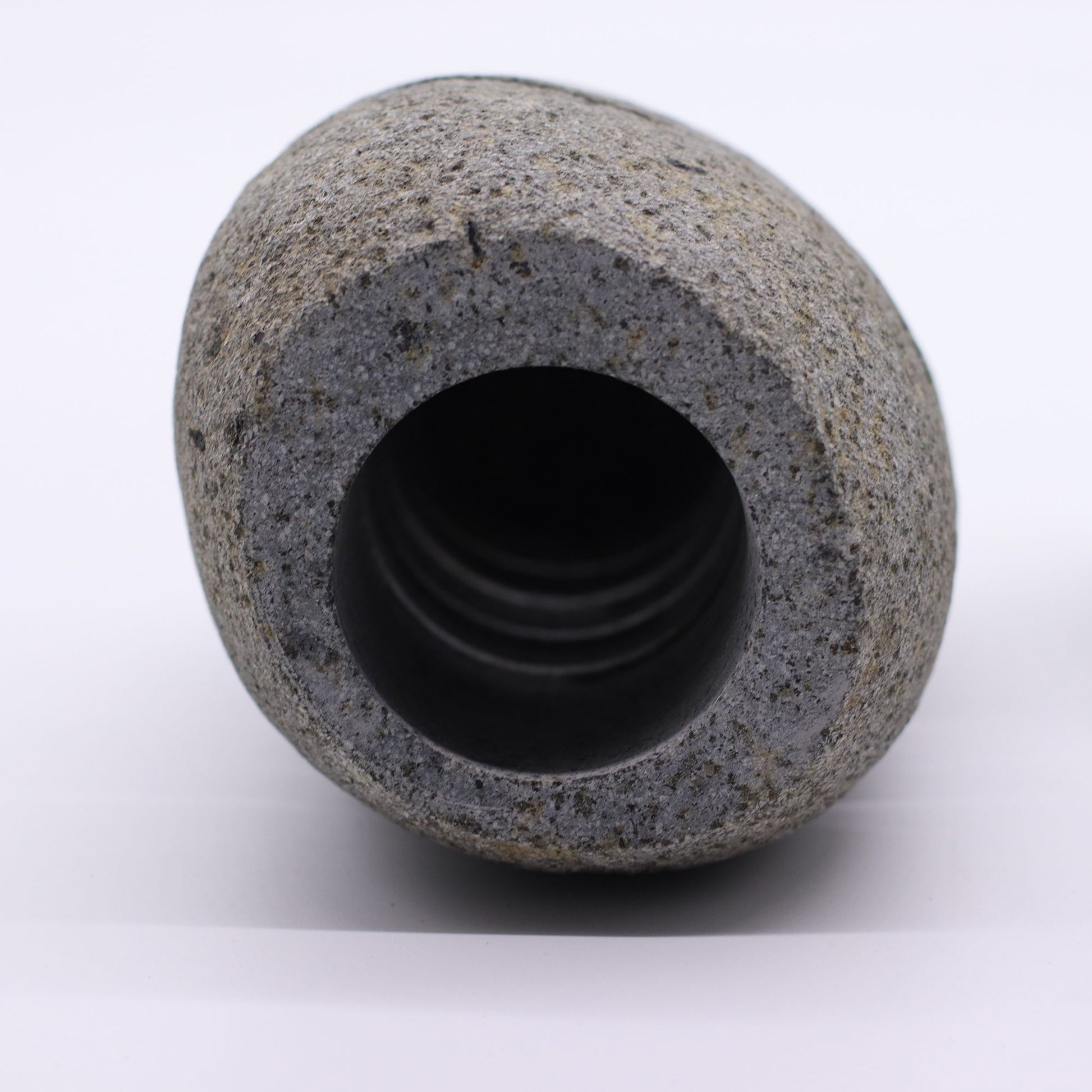 Kerzenhalter aus natürlichem Flussstein mit runder Öffnung.