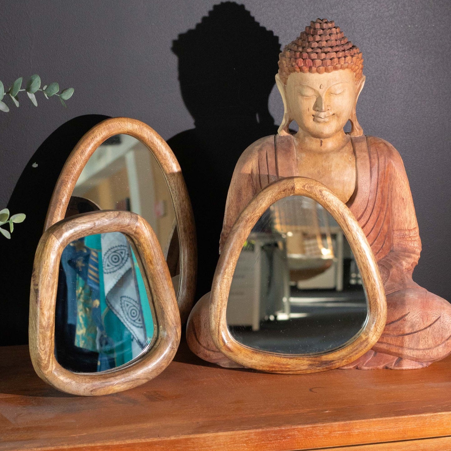 Set aus 3 natürlich geformten Spiegeln aus Mangoholz.