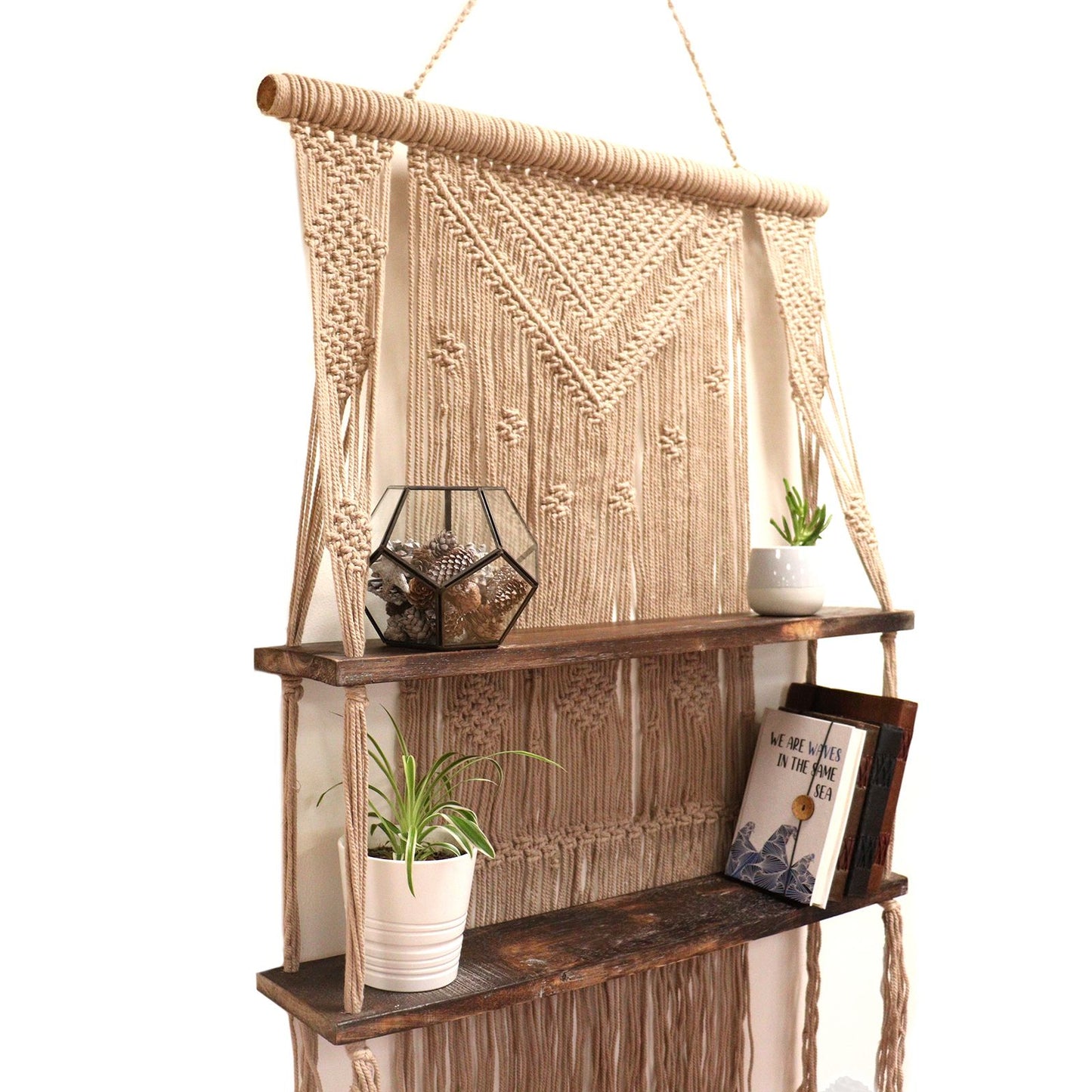 Dekoratives Macrame-Hängeregal im Bohostil mit Holzbrettern.