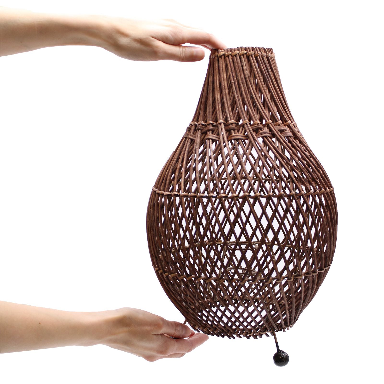 Handgefertigte Rattan-Tischlampe mit kugelförmigem Anhänger.
