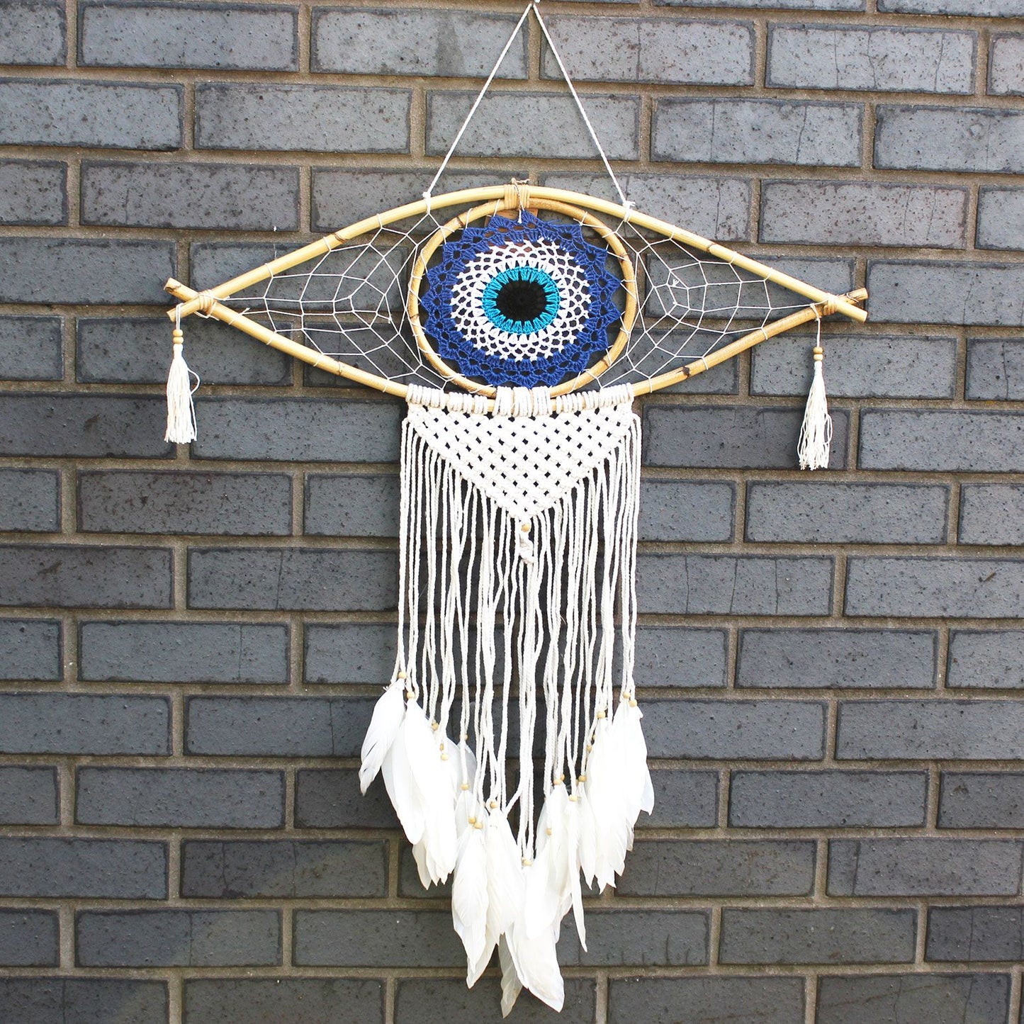 Großer Traumfänger im Macrame Evil Eye Design mit Federn.