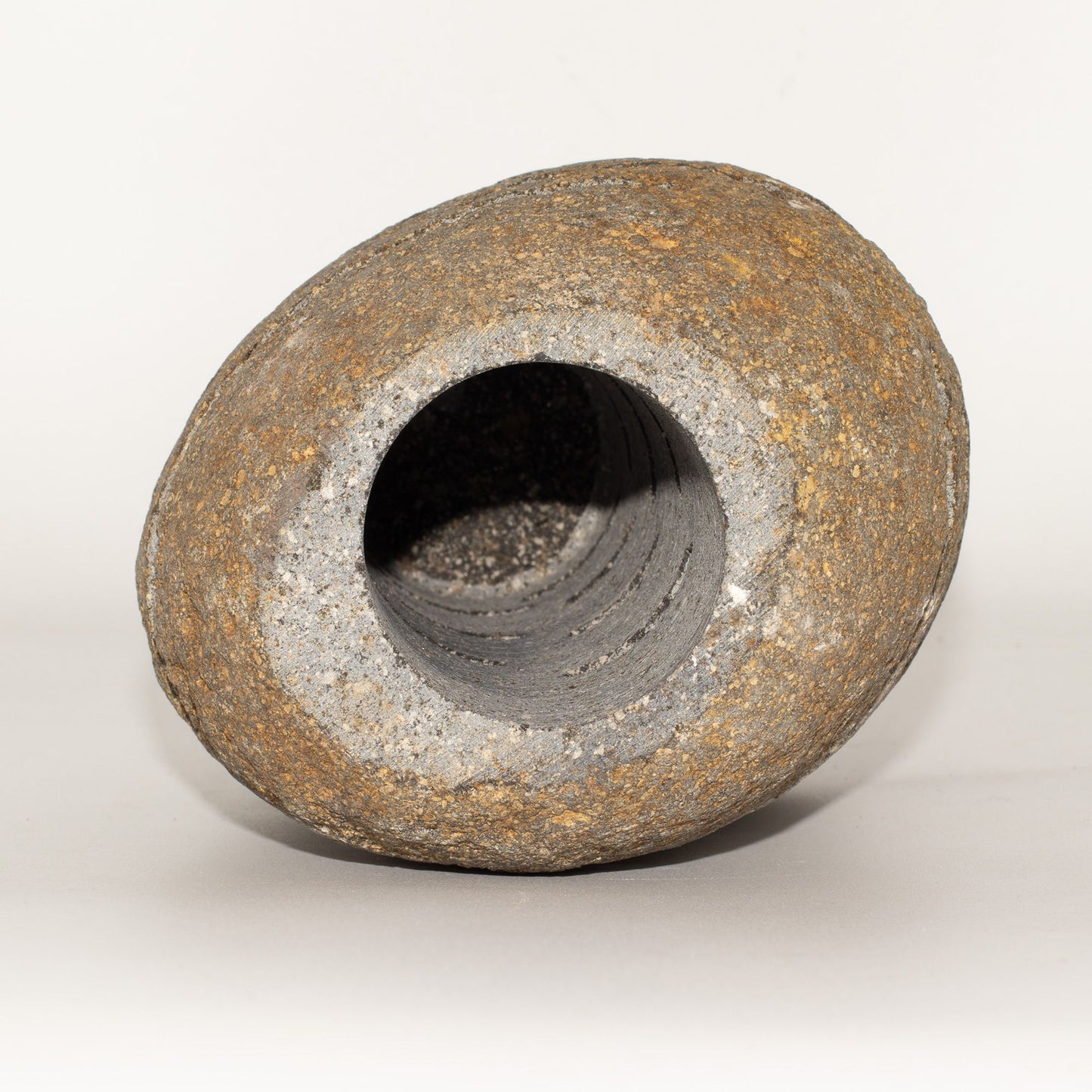Kerzenhalter aus natürlichem Flussstein mit runder Öffnung.