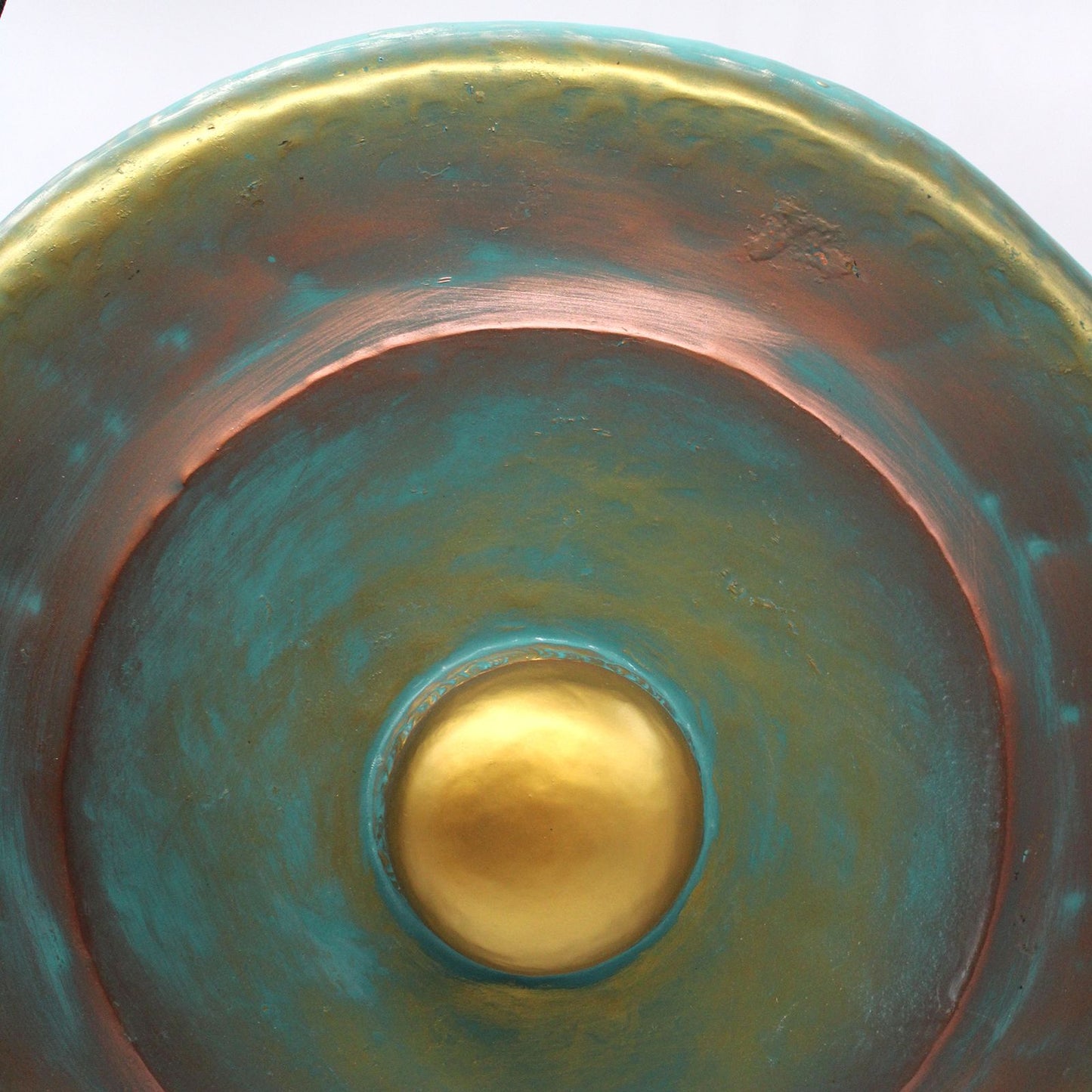 Handgefertigter Heil-Gong mit 50cm Durchmesser in Grün mit goldenen und kupferfarbenen Akzenten.