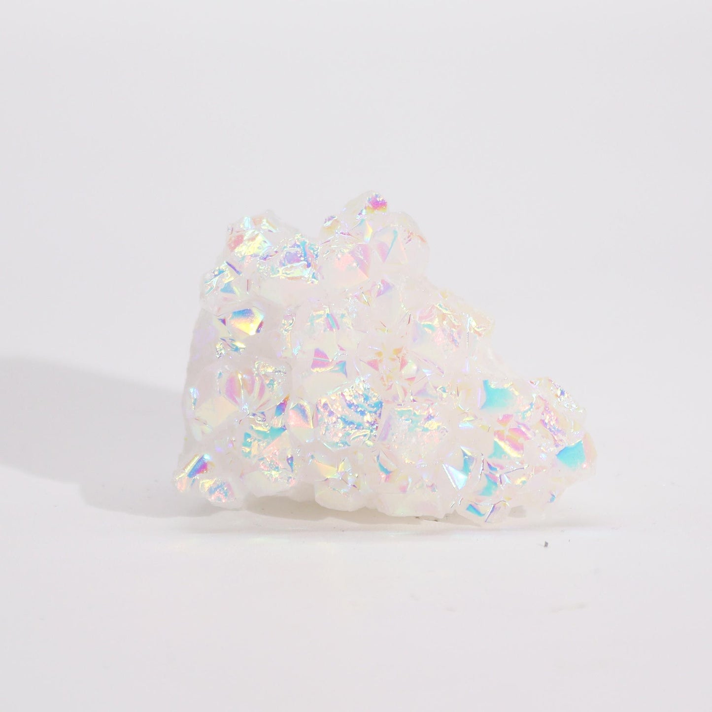 Natürlicher Angel Aura Cluster Quarz mit schillernden Regenbogenfarben.