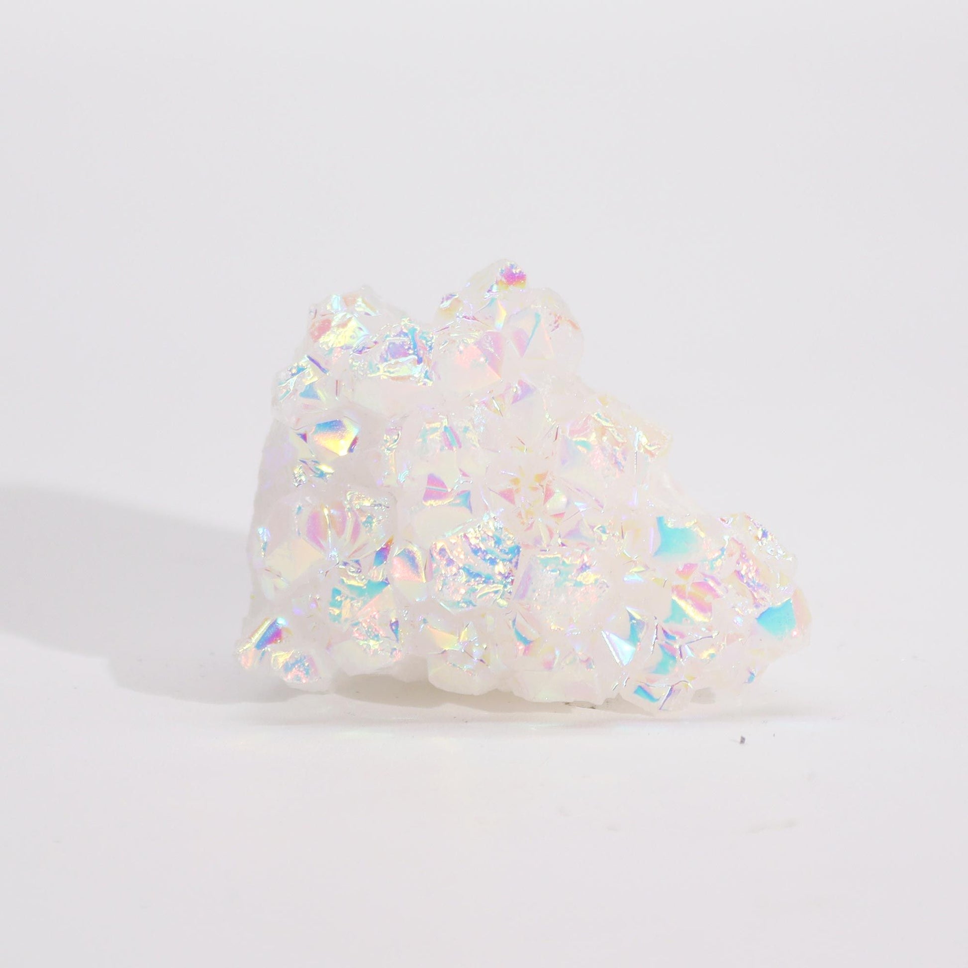 Natürlicher Angel Aura Cluster Quarz mit schillernden Regenbogenfarben.