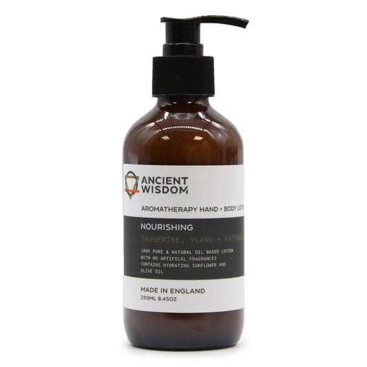 Natürliche Hand- & Körperlotion mit Mandarine, Ylang & Patchouli in brauner Flasche.