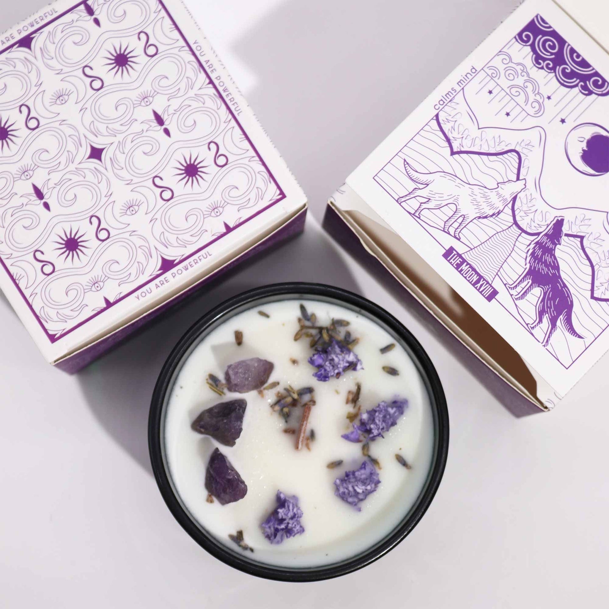 Kristallkerze aus Sojawachs mit Lavendel und Amethyst.